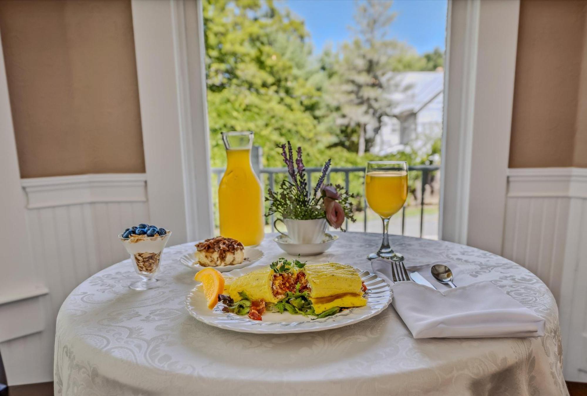 The Grand Castalian Inn Bed And Breakfast Berkeley Springs Eksteriør bilde